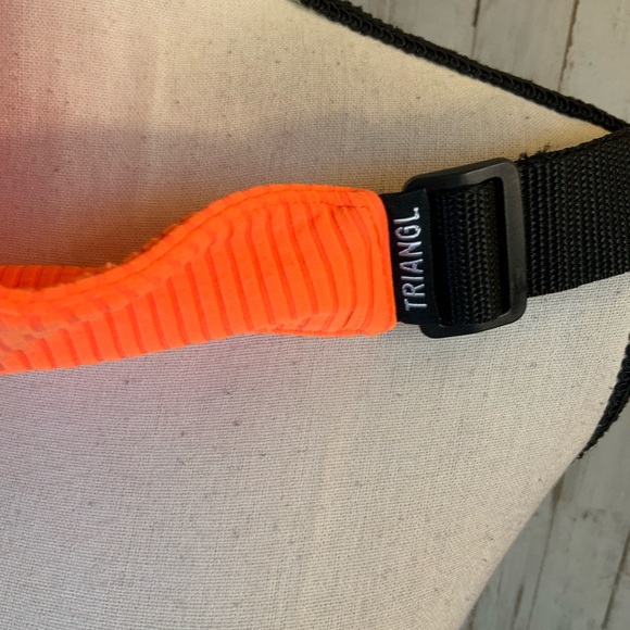 Triangl Fanny pack with cell pocket in the back. - Picture 2 of 5
